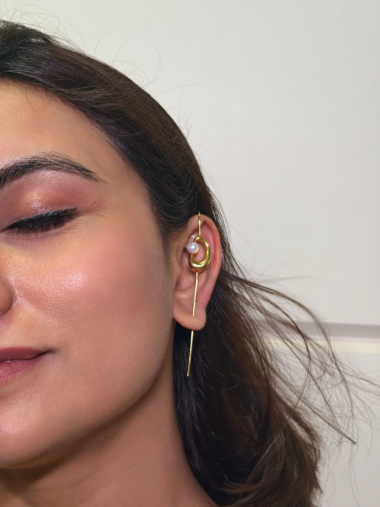 Moonloop Pearl Earcuff